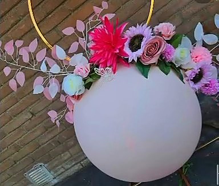 Cirkelframe met grote ballon en roze bloemen