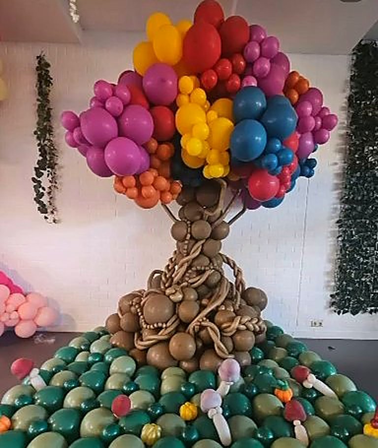 Boom gemaakt van ballonnen in herfstkleuren